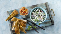 Yoghurtsalat og grillede tigerrejer