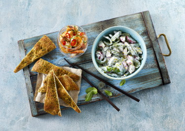 Yoghurtsalat og grillede tigerrejer