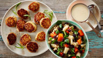 Fiskefrikadeller med grov kornsalat og citronsauce
