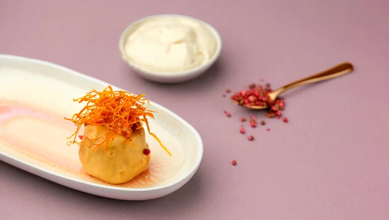 Karotten-Karamell-Kuchen mit gesalzenem Karamell & rosa Pfeffer in Frischkäse