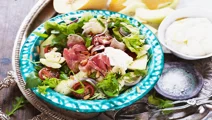 Sallad med lufttorkad skinka, ost och melon