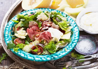 Sallad med lufttorkad skinka, ost och melon