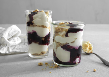 Cheesecakekräm med svart vinbärskompott