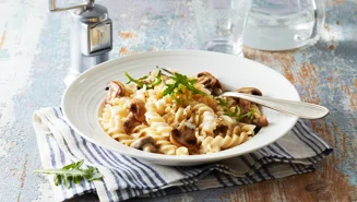 Pasta med ost- och champinjonsås