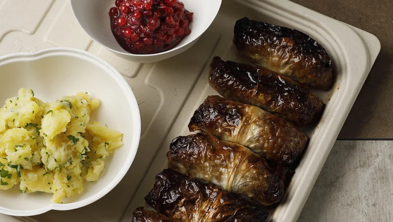 Kaalikääryleet, krossipottua ja survottua puolukkaa