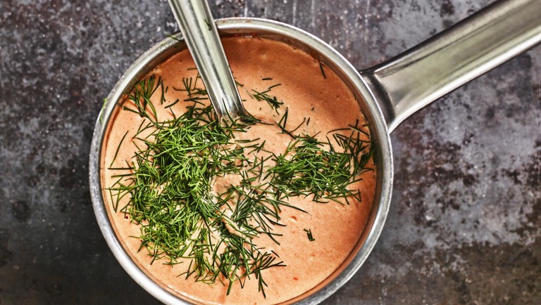 Tomatsauce med syrnet fløde og dild