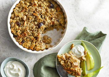 Bakad gröt med päron, dadlar och valnötter