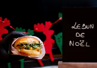 Burger brunch de fêtes au saumon fumé, œufs brouillés et fromage frais à l’aneth