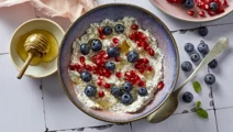 Overnight laktosefri chiagrød med granatæble