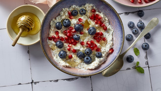 Overnight oats med chiafrön, blåbär och granatäpple