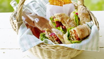 Kyllingesandwich med cæsarmayo, syltede rødløg og sprøde ostechips
