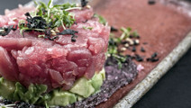 Tartar de atún con Arla Natural de untar