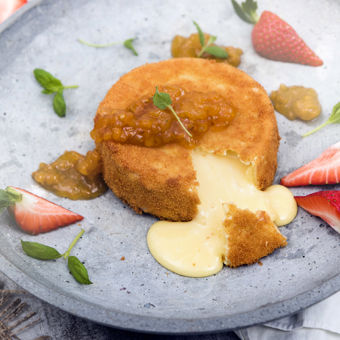 Friterad camembert med hjortronsylt
