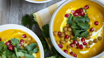 Gulerodssuppe med sprøde kikærter