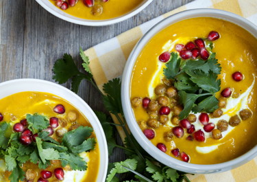 Gulerodssuppe med sprøde kikærter