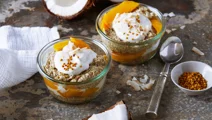 Chiapudding med kvarg, mango och kokoschips