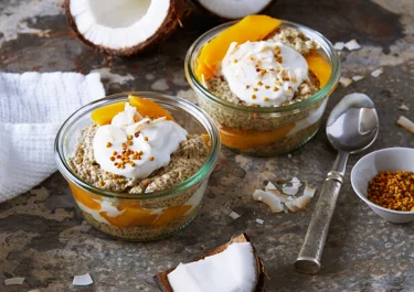 Chiapudding med kvarg, mango och kokoschips