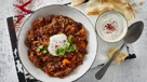 Chili con carne  – krydret simreret med bønner og oksekød.