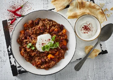 Chili con carne med oksekød, bønner og cremefraiche
