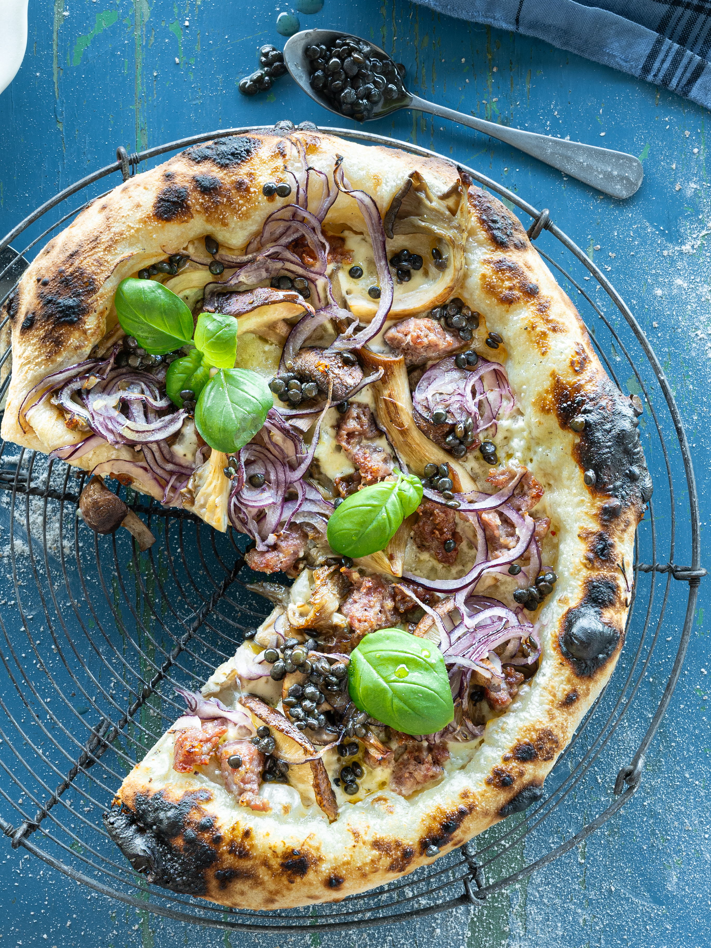 Salsiccia pizza med svampe