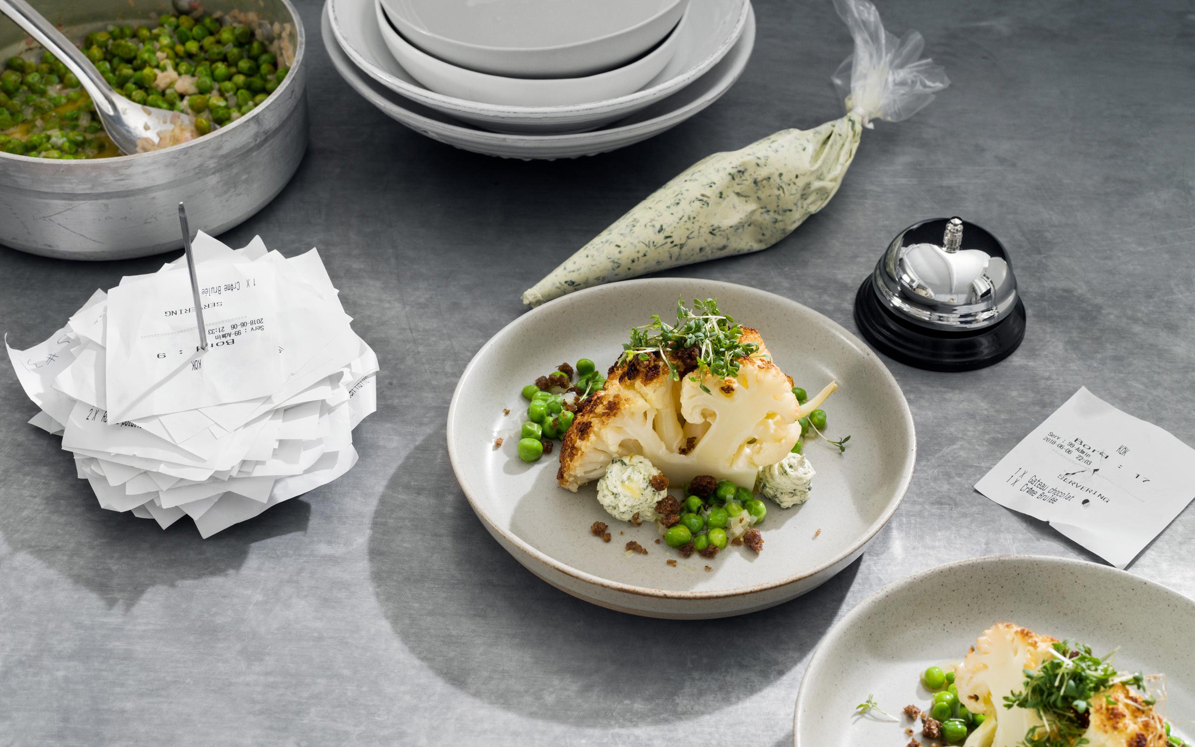 Helbakad blomkål med rostat rågbröd, spritärter och färskost med dragon