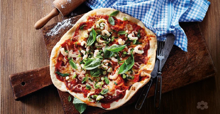 بيتزا الباربكيو الشهية مع الروبيان المتبل بالثوم