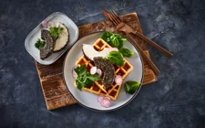 PIKANTE WAFFELN MIT SCHWARZEM PFEFFER FRISCHKÄSE