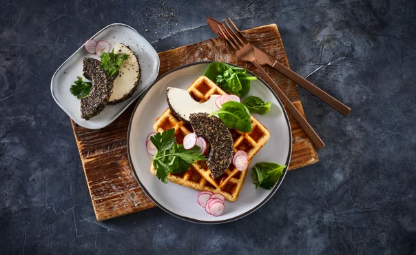 PIKANTE WAFFELN MIT SCHWARZEM PFEFFER FRISCHKÄSE