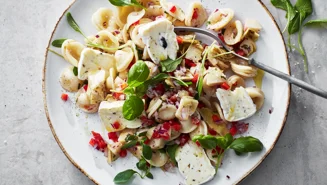 Pastasallad med ost och kronärtskocka