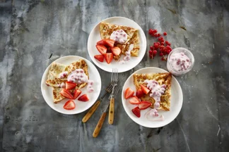 Sankthans pandekager med hyldeblomster, jordbær og ribsdyppelse