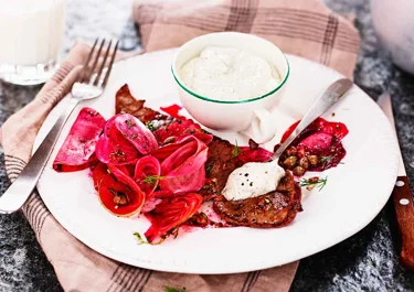 Lövbiff med rödbeta, äpple och dillsallad