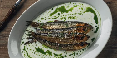 Valmista annostesi viimeistelijäksi pohjoisen perinteistä ammentava, modernin raikas piimäkastike.