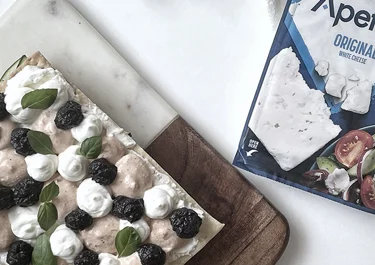 Milhojas crujiente de calabacín con cremas de Arla Apetina y olivada