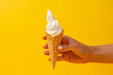 Løft din softice med den lækre Arla® Pro SLOWER MELT Softice mix. Udviklet af eksperter til at smelte langsommere, hvilket gør den perfekt til levering eller take-away – også på en varm sommerdag. 