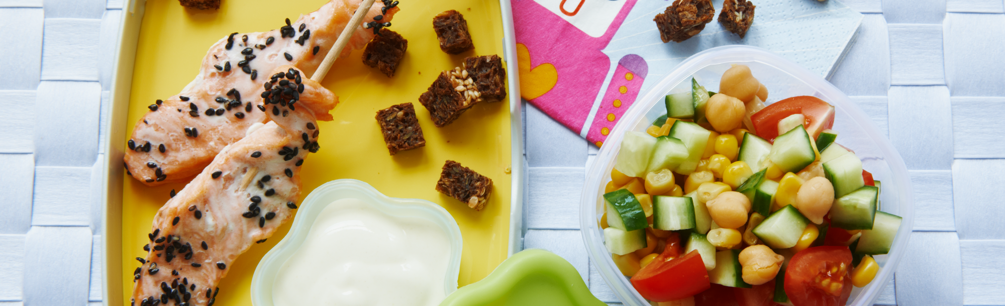 Laksespyd med salat og sprøde rugbrødscroutoner