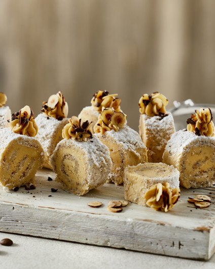 Roulade med frosne hindbær, flødeskum og sukker | Arla