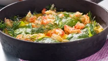 Ostfrittata med kräftstjärtar
