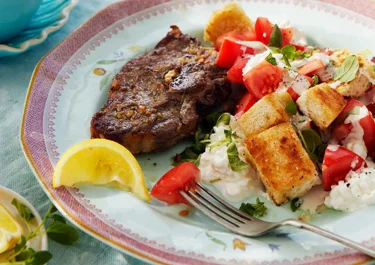 Lammkotletter med tomat- och brödsallad