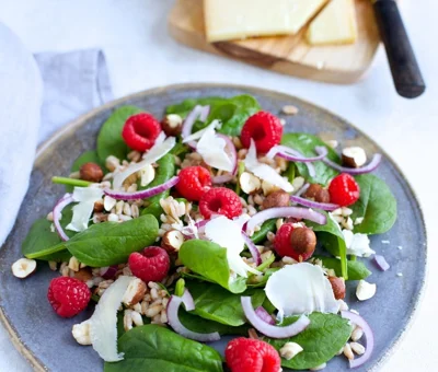 Nordic salad with spelt, raspberries and Aged Havarti