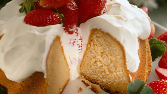 Honungskaka med jordgubbar