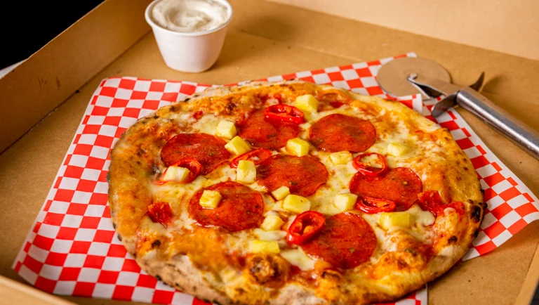 Hot Hawaiian (Scharfer Honig, Peperoni-Salami & Ananas)
