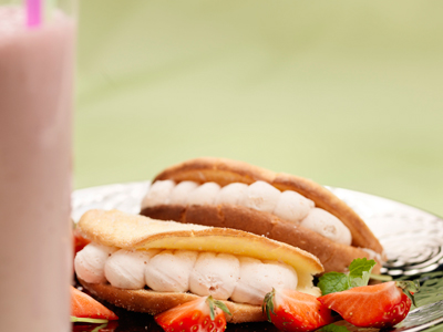 Jordgubbsmilkshake med omelettbakelse