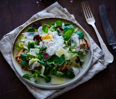 Spring salad with poached egg, cheddar and croutons