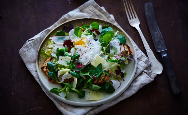 Spring salad with poached eggs, Havarti and croutons