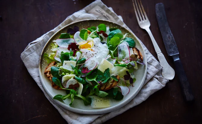 Spring salad with poached eggs, Havarti and croutons