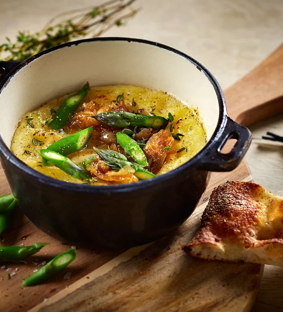 Gebackener Extra cremiger White mit karamellisierten Zwiebeln