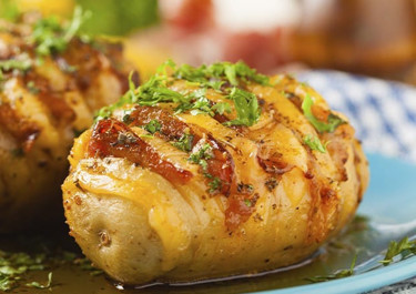 Patatas Hasselback con bacon y queso