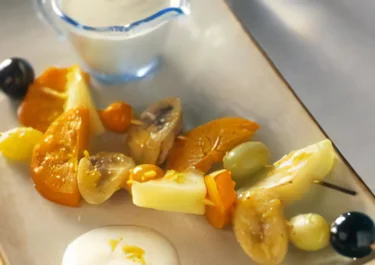 Varma fruktspett med frisk yoghurt