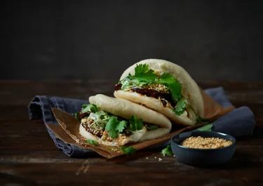 Steamed bao buns med chilistekt svamp