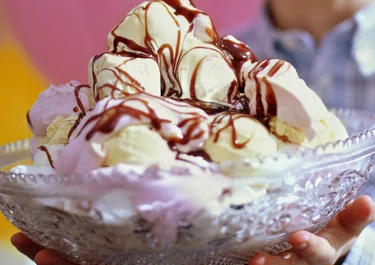 Marängsviss med hallon och chokladkolasås